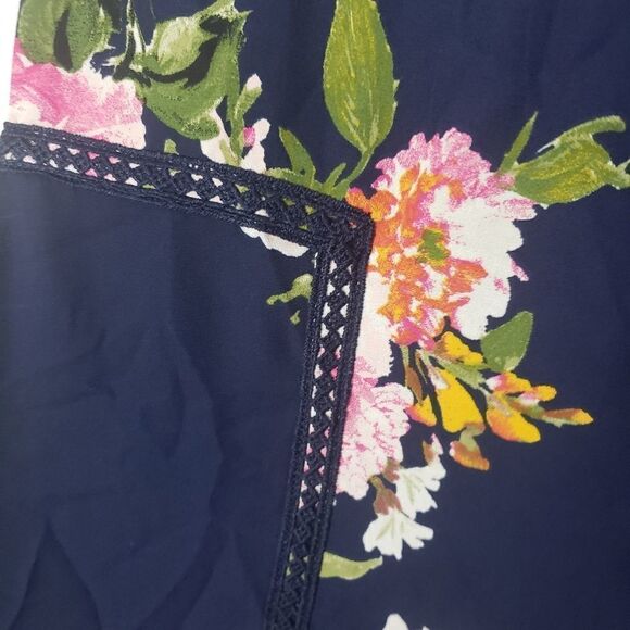 Floral swing dress with crochet detailing - Picture 3 of 5